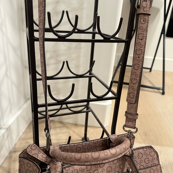New Guess Blush Mauve Logo Satchel Lock Bag Crossbody adjustable Strap - Picture 11 of 13